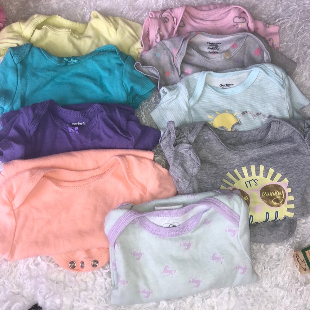 💕👶🏽 9 baby onesies bundle- short & long sleeved